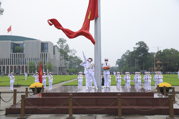Buổi lễ thượng cờ thiêng liêng tại Quảng trường Ba Đình sáng 30/4 - Ảnh 6.