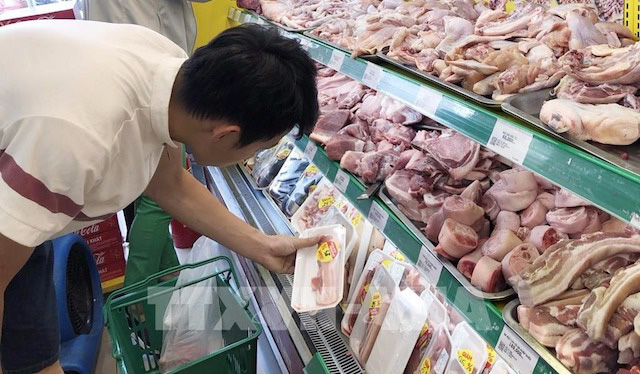 TP HCM: Giá thịt lợn trong nước bắt đầu giảm, rút ngắn chênh lệch với hàng nhập khẩu - Ảnh 1. TP HCM: Giá thịt lợn trong nước bắt đầu giảm, rút ngắn chênh lệch với hàng nhập khẩu - Ảnh 1.