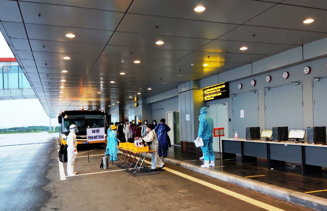 Sân bay Vân Đồn đón chuyến bay thứ 39 trở về từ vùng dịch - Ảnh 2. Sân bay Vân Đồn đón chuyến bay thứ 39 trở về từ vùng dịch - Ảnh 2.
