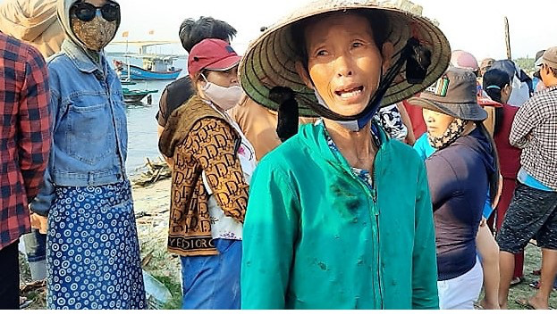 Vụ chìm ghe 5 người chết: Nước mắt của những người ở lại - Ảnh 2.