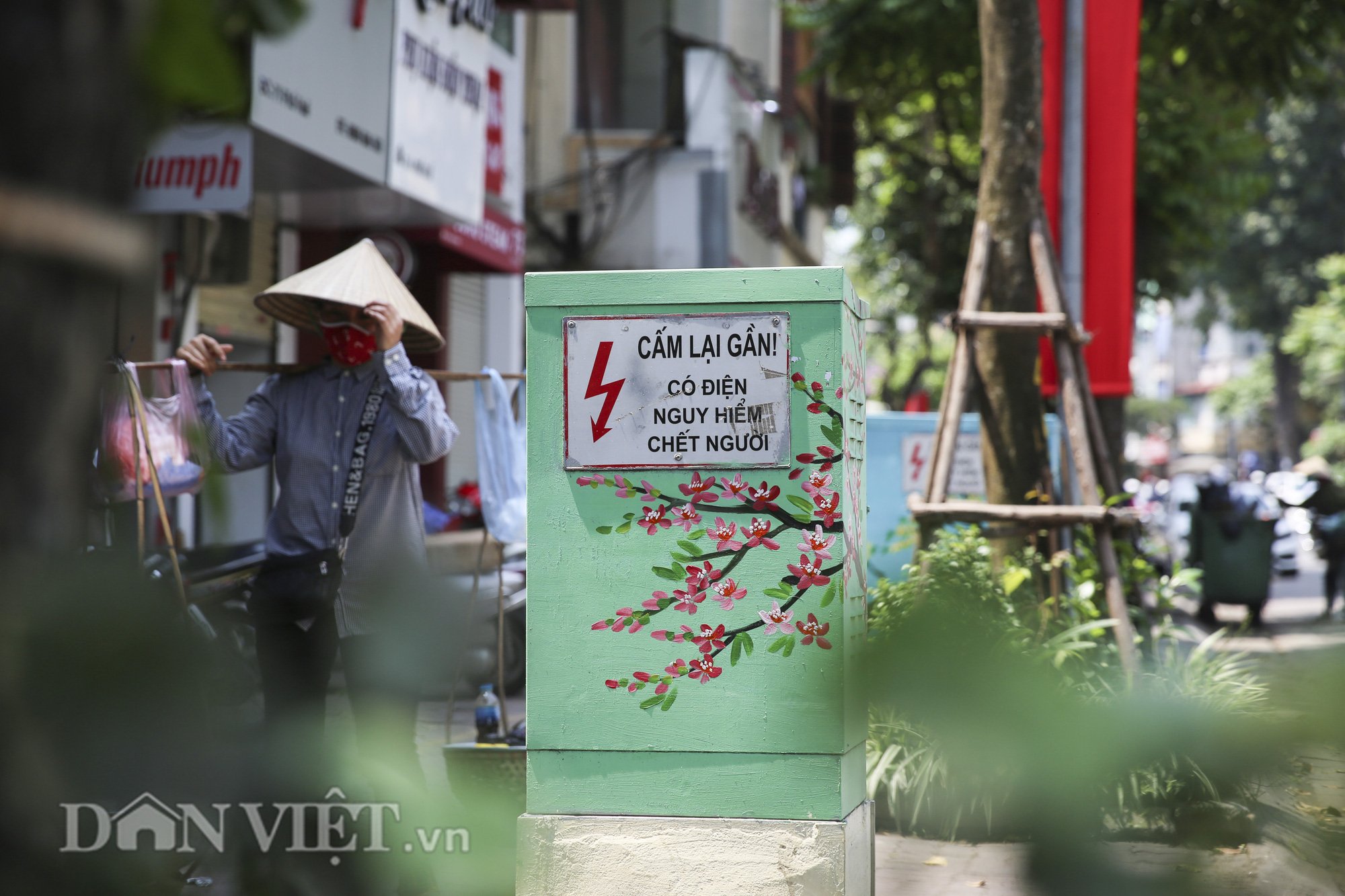 Bốt điện Hà Nội “diện áo mới” chống quảng cáo rao vặt - Ảnh 1.
