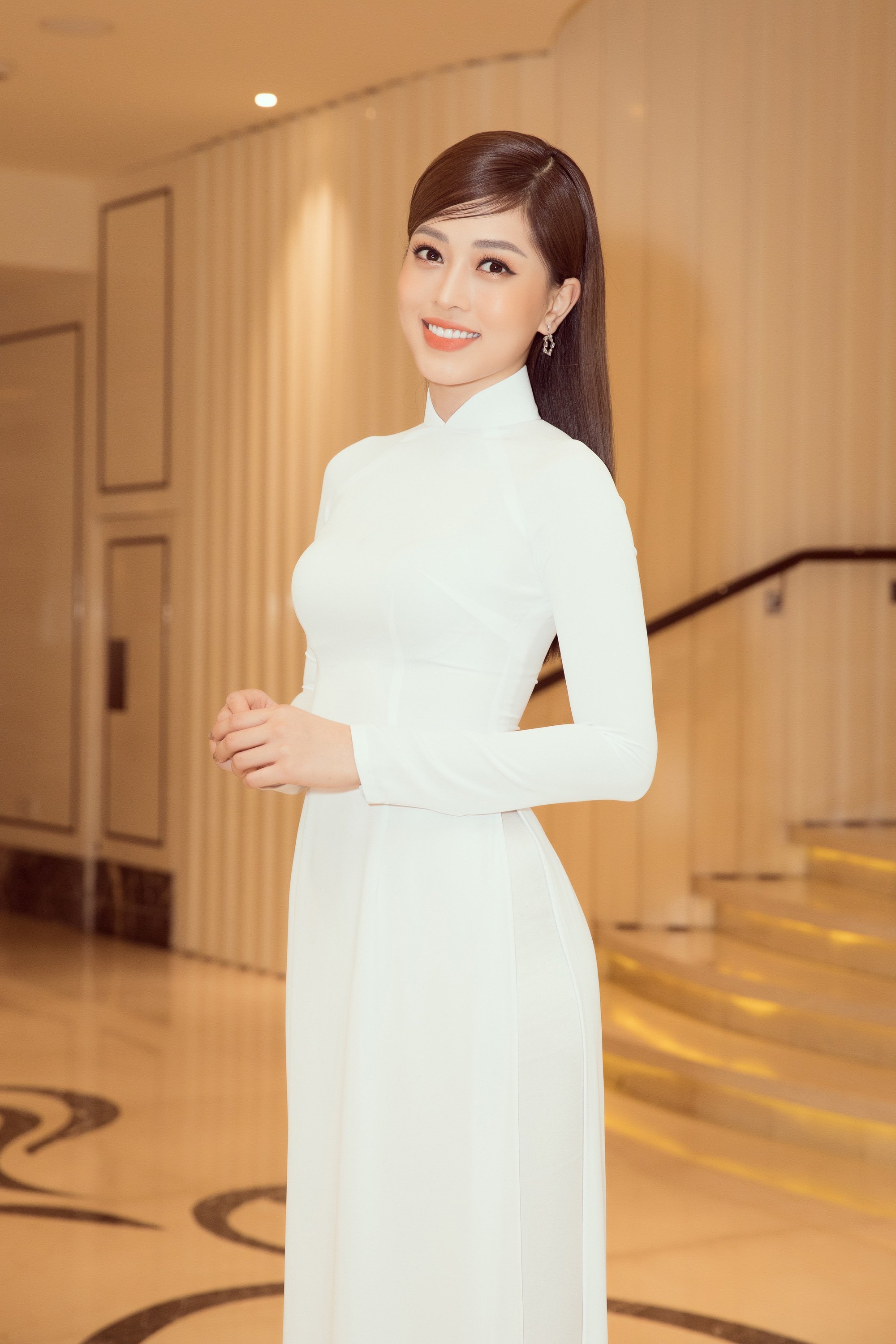 Trần Tiểu Vy, Lương Thùy Linh, Đỗ Mỹ Linh mặc áo dài trắng đọ sắc đẹp “hút hồn” - Ảnh 7.