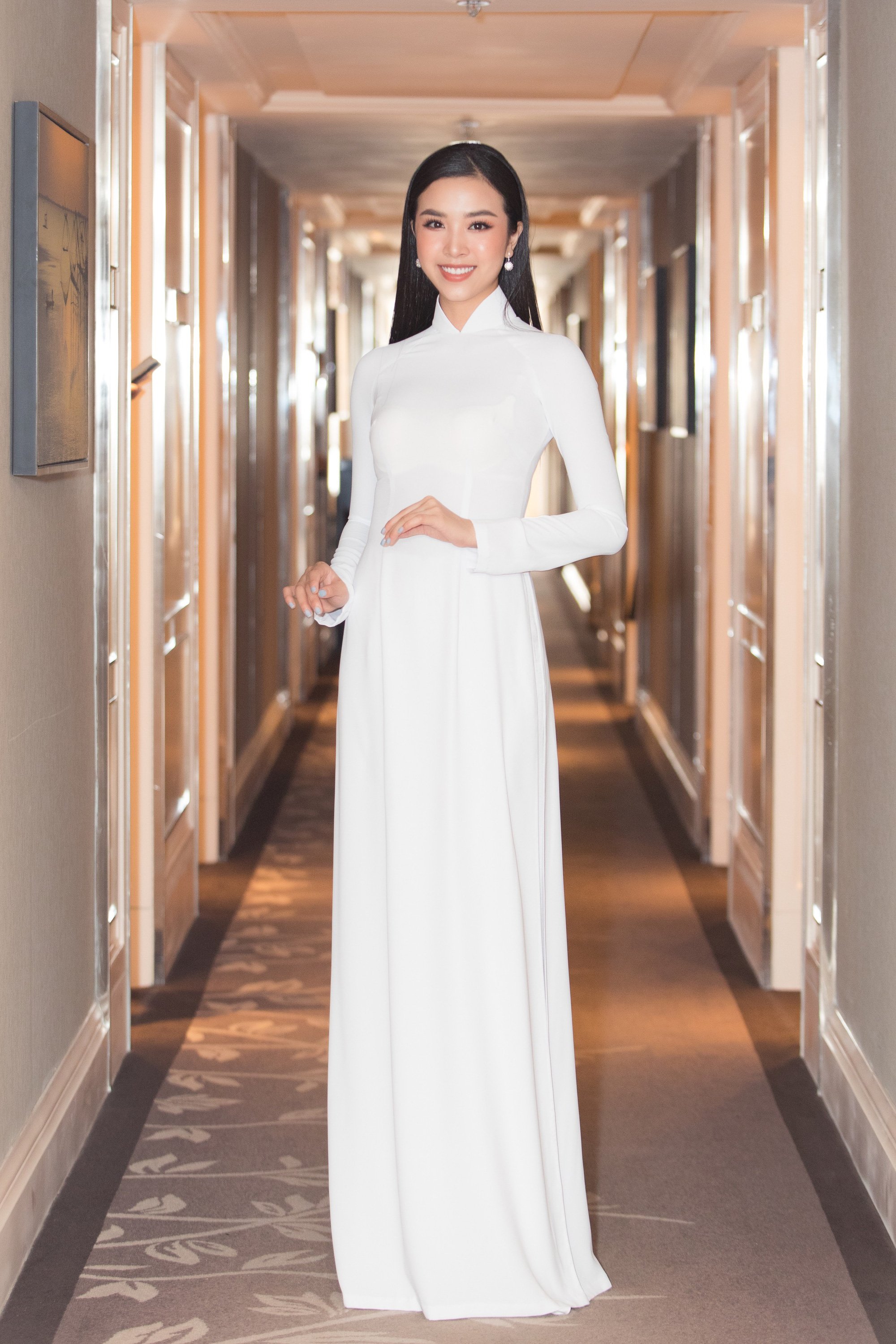 Trần Tiểu Vy, Lương Thùy Linh, Đỗ Mỹ Linh mặc áo dài trắng đọ sắc đẹp “hút hồn” - Ảnh 8.