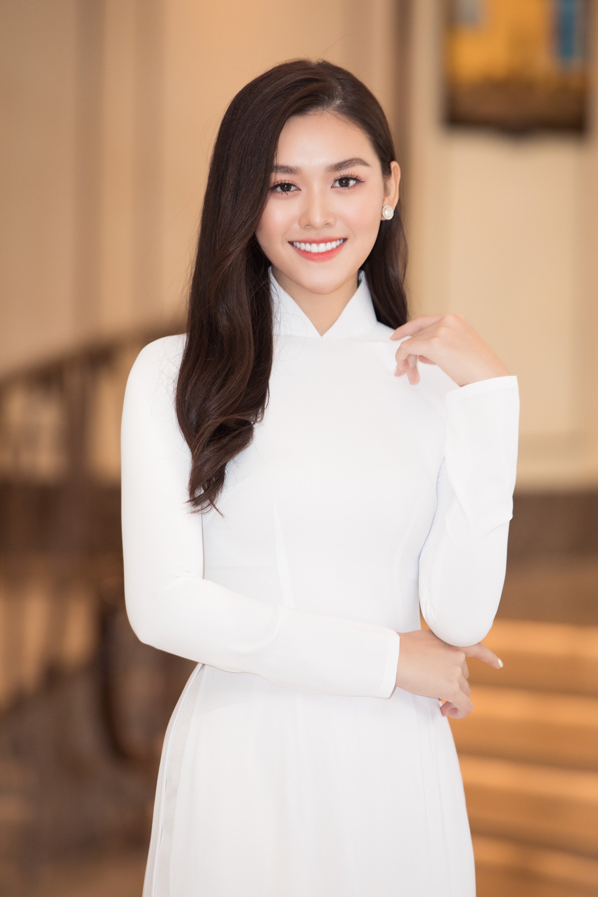 Trần Tiểu Vy, Lương Thùy Linh, Đỗ Mỹ Linh mặc áo dài trắng đọ sắc đẹp “hút hồn” - Ảnh 7.