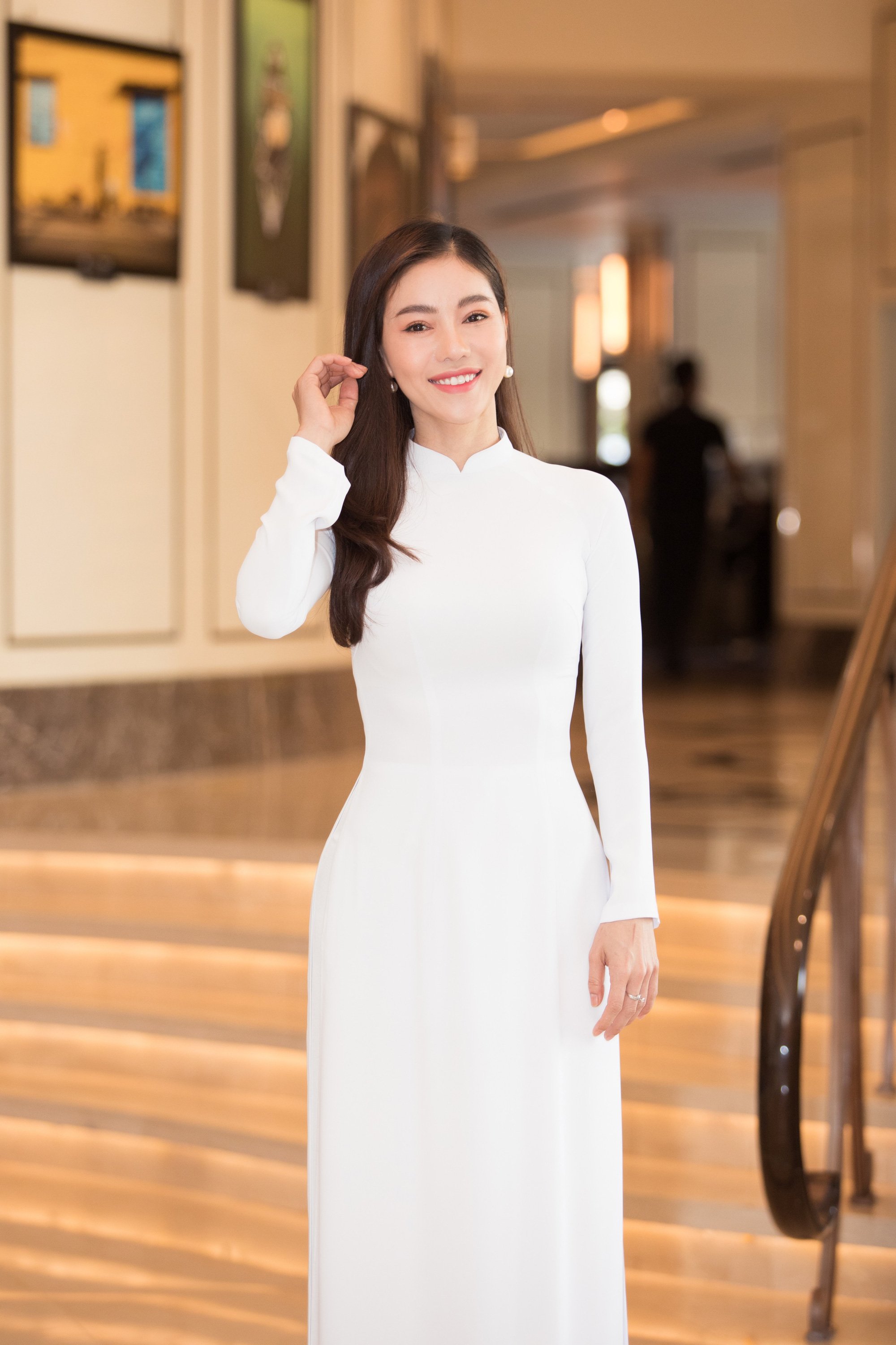 Trần Tiểu Vy, Lương Thùy Linh, Đỗ Mỹ Linh mặc áo dài trắng đọ sắc đẹp “hút hồn” - Ảnh 10.