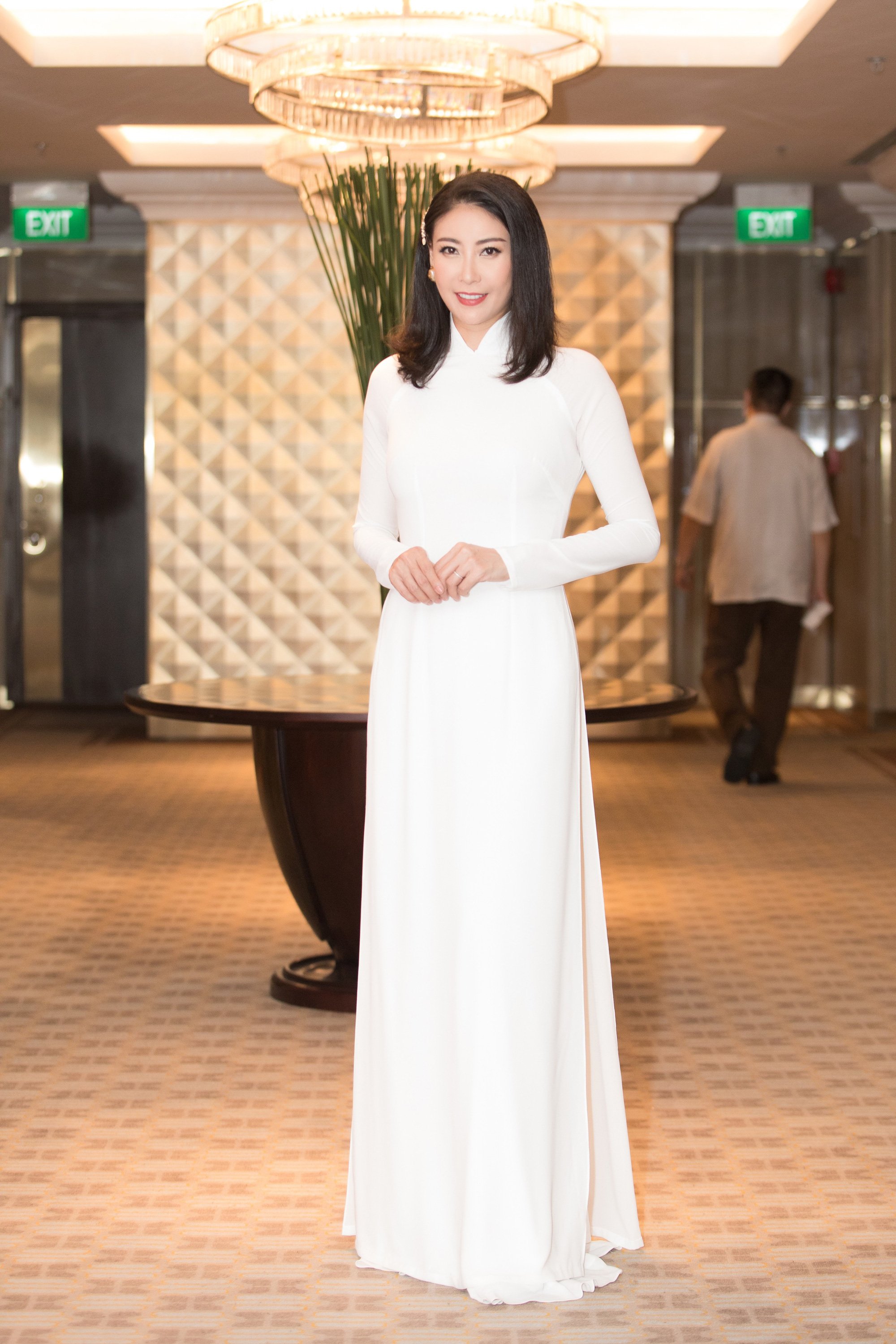 Trần Tiểu Vy, Lương Thùy Linh, Đỗ Mỹ Linh mặc áo dài trắng đọ sắc đẹp “hút hồn” - Ảnh 11.