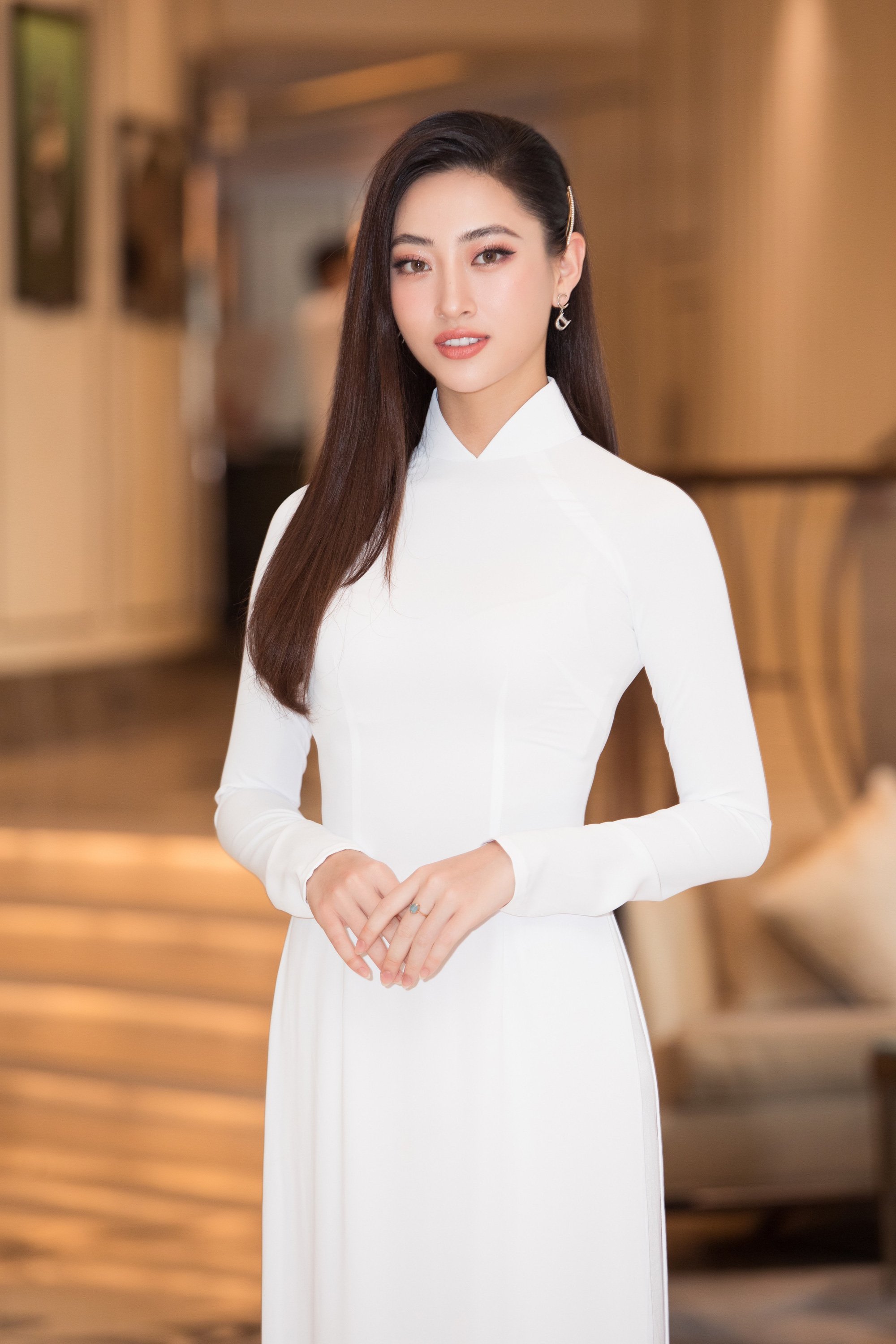 Trần Tiểu Vy, Lương Thùy Linh, Đỗ Mỹ Linh mặc áo dài trắng đọ sắc đẹp “hút hồn” - Ảnh 3.