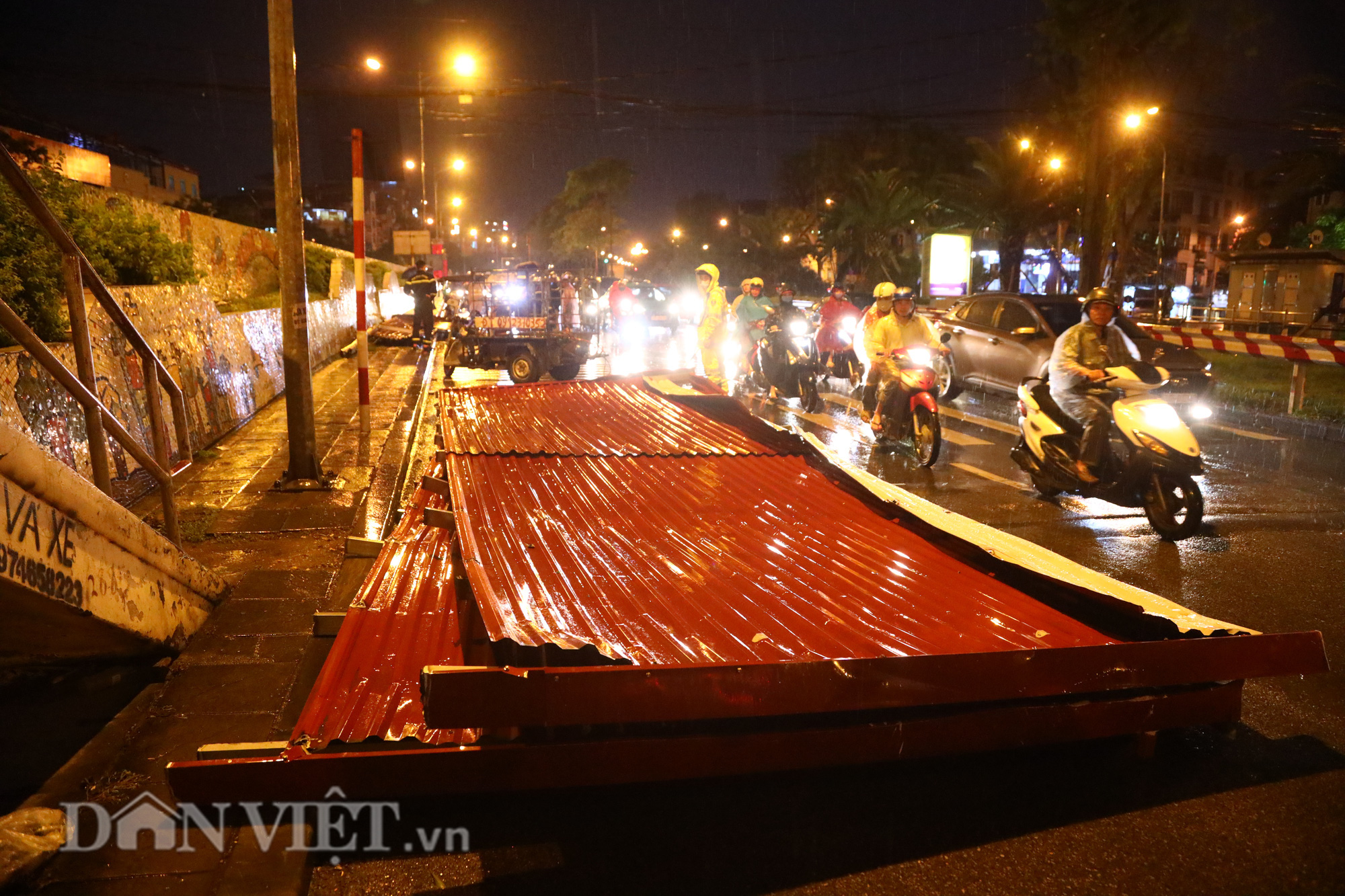 Đội mưa giông dọn mái tôn bay xuống giữa đường gốm sứ Hà Nội - Ảnh 1.