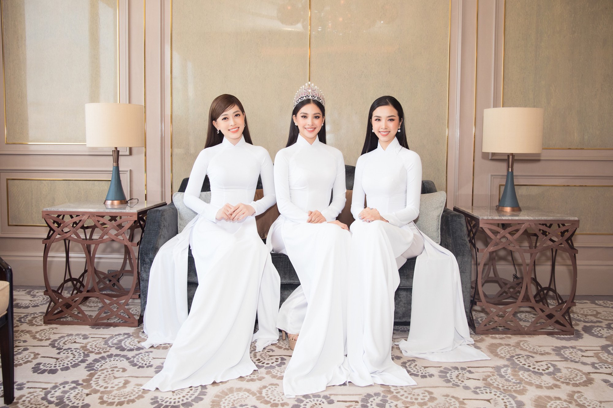 Trần Tiểu Vy, Lương Thùy Linh, Đỗ Mỹ Linh mặc áo dài trắng đọ sắc đẹp “hút hồn” - Ảnh 4.