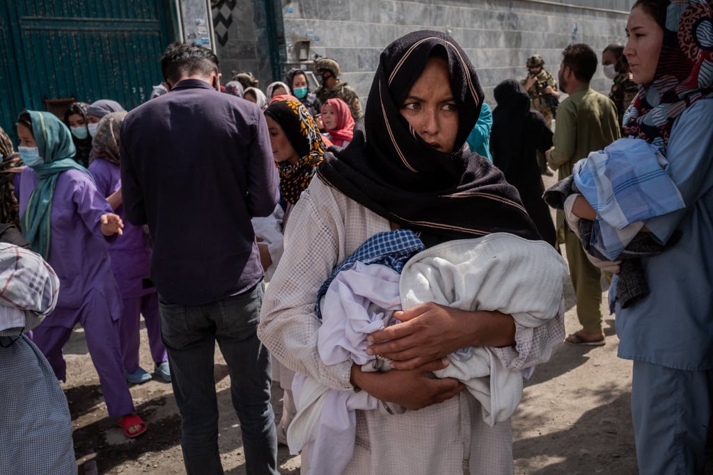 Em bé chưa có tên đã dính đầy máu mẹ - ngày kinh hoàng ở Afghanistan - Ảnh 2.