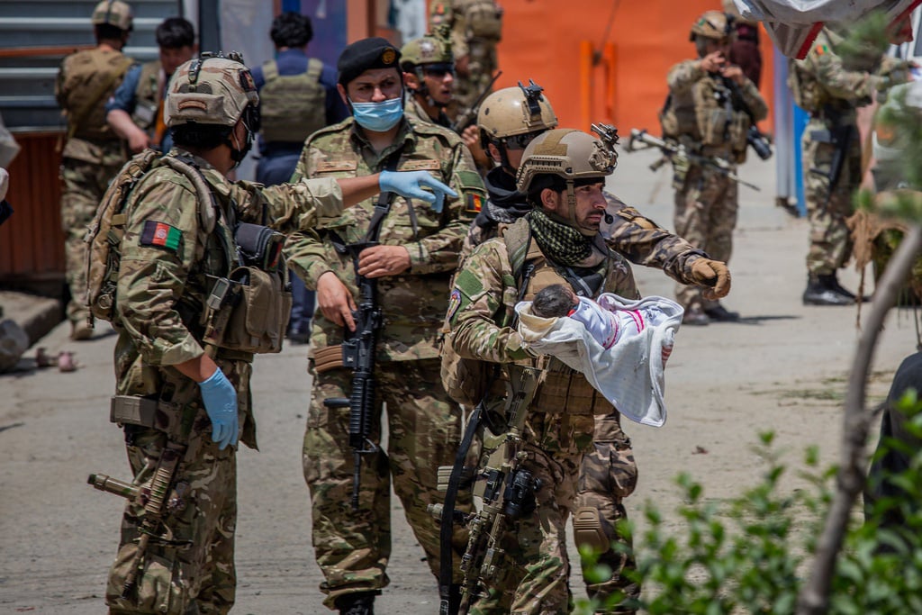 Em bé chưa có tên đã dính đầy máu mẹ - ngày kinh hoàng ở Afghanistan - Ảnh 1.