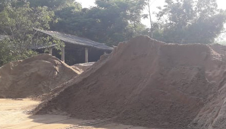 Sau chỉ đạo của Chủ tịch tỉnh, bãi tập kết cát không phép vẫn “thách thức”   - Ảnh 2.