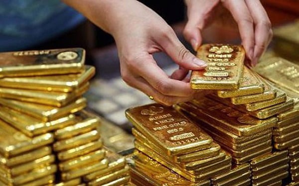 Giá vàng hôm nay 15/5 nhảy vọt lên cao khi suy thoái kinh tế, rủi ro thương mại gia tăng - Ảnh 1. Giá vàng hôm nay 15/5 nhảy vọt lên cao khi suy thoái kinh tế, rủi ro thương mại gia tăng - Ảnh 1.