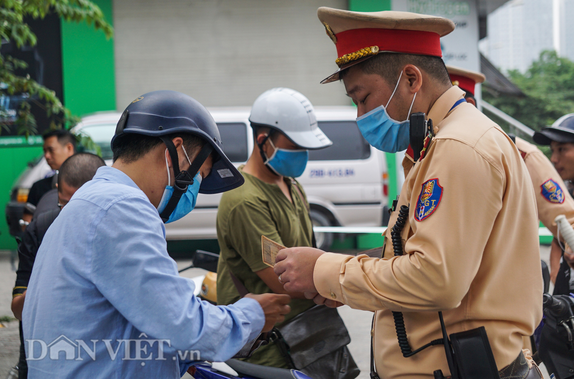 CSGT Hà Nội bắt đầu ra quân tổng kiểm soát các phương tiện đường bộ - Ảnh 4. CSGT Hà Nội bắt đầu ra quân tổng kiểm soát các phương tiện đường bộ - Ảnh 4.