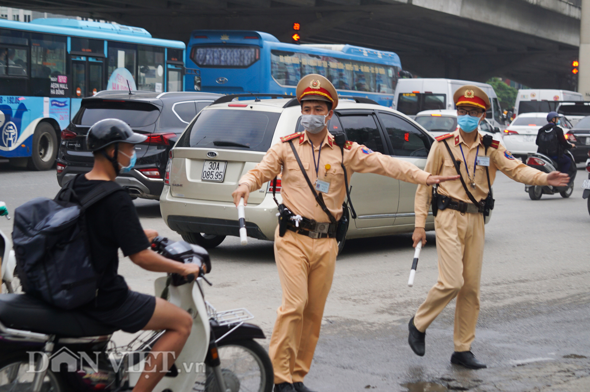 CSGT Hà Nội bắt đầu ra quân tổng kiểm soát các phương tiện đường bộ - Ảnh 2. CSGT Hà Nội bắt đầu ra quân tổng kiểm soát các phương tiện đường bộ - Ảnh 2.