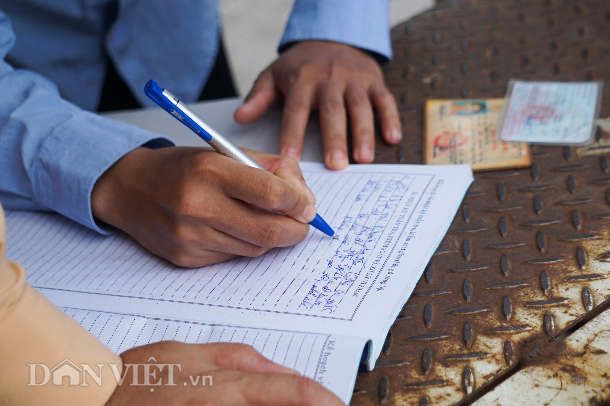 CSGT Hà Nội bắt đầu ra quân tổng kiểm soát các phương tiện đường bộ - Ảnh 6. CSGT Hà Nội bắt đầu ra quân tổng kiểm soát các phương tiện đường bộ - Ảnh 6.