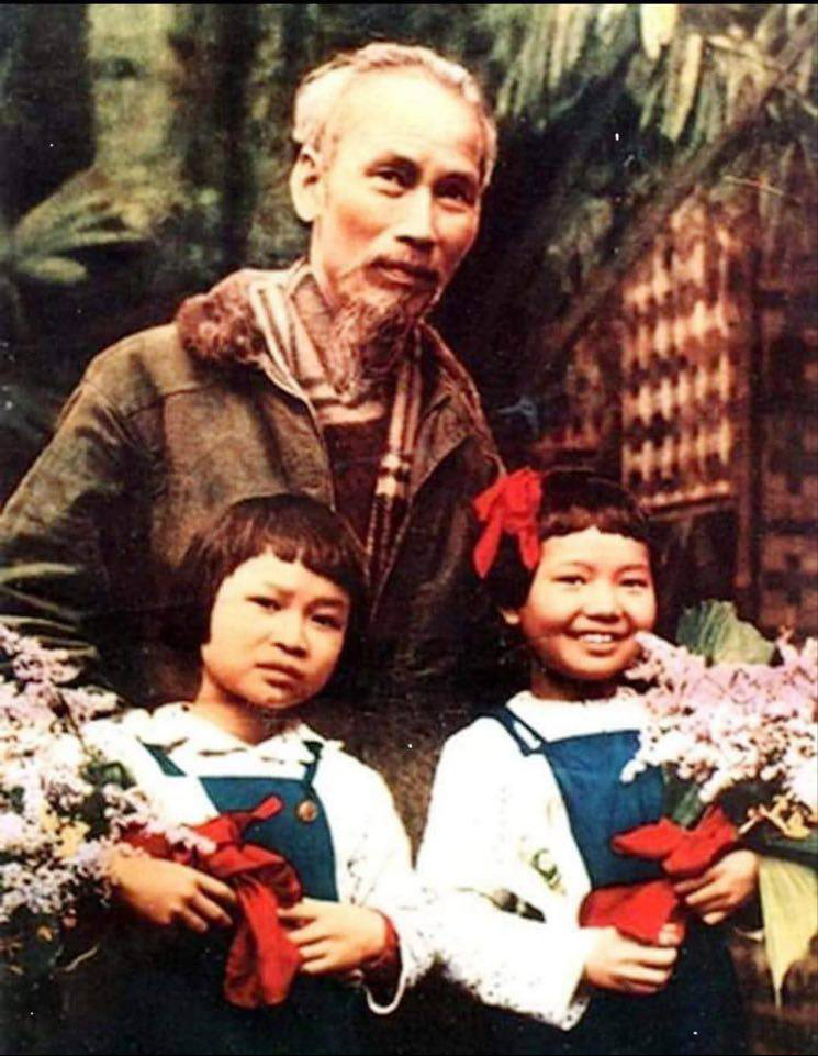 Những điều chưa kể về tấm hình bác Hồ cùng hai thiếu nhi - Ảnh 1.