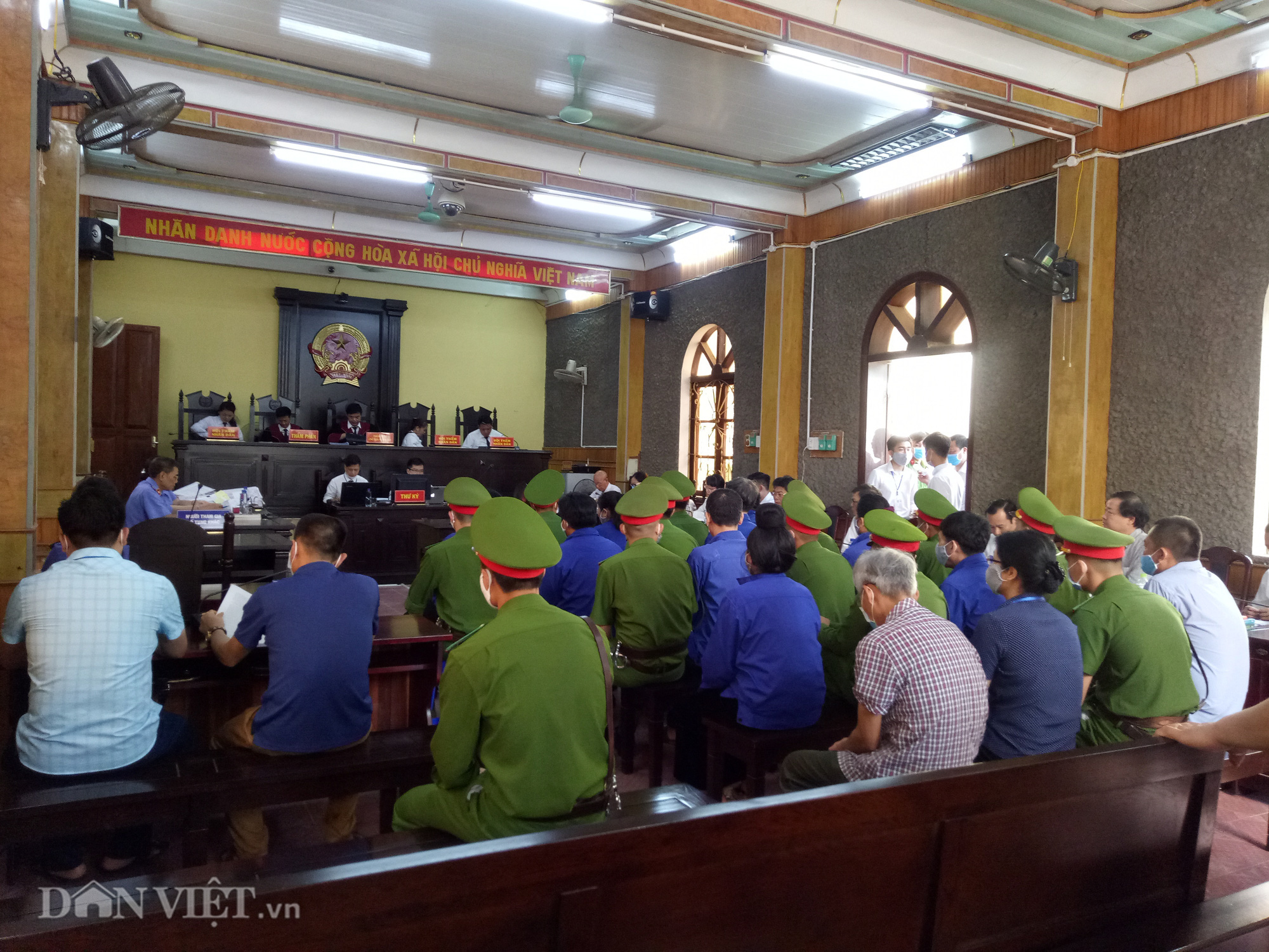 Xử vụ gian lận thi cử Sơn La: Công an dìu Hoàng Thị Thành tới tòa - Ảnh 3.