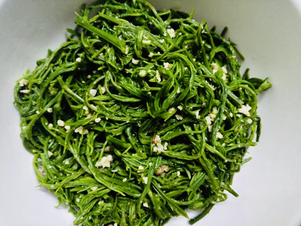 Đứng cách cả mét còn ngửi thấy mùi hôi, loại rau này lại đắt khách - Ảnh 2. Đứng cách cả mét còn ngửi thấy mùi hôi, loại rau này lại đắt khách - Ảnh 2.