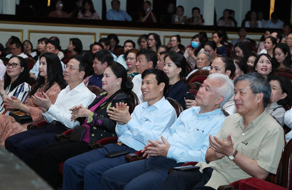 Ùn ùn khán giả tới rạp xem vở diễn &quot;Bệnh sĩ&quot; của cố tác giả Lưu Quang Vũ   - Ảnh 1.
