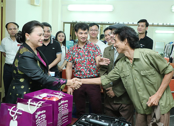 Ùn ùn khán giả tới rạp xem vở diễn &quot;Bệnh sĩ&quot; của cố tác giả Lưu Quang Vũ   - Ảnh 3.