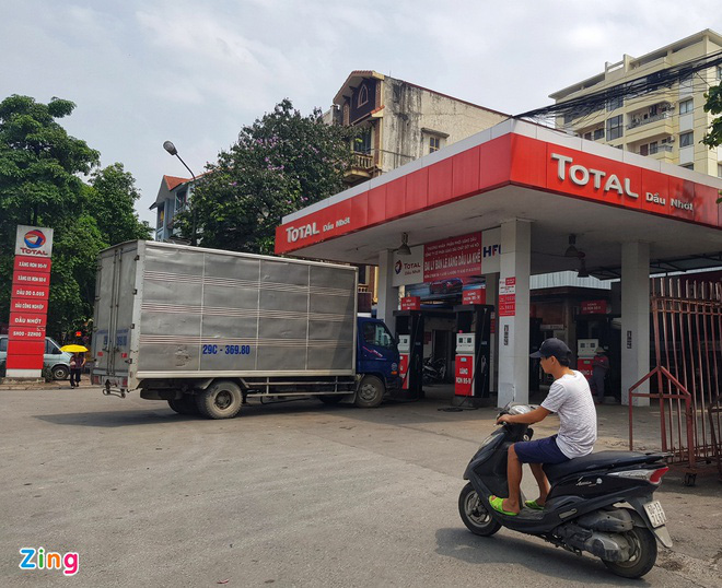 Cây xăng thông báo 'hết hàng', chỉ bán dầu và xăng E5 - Ảnh 1. Cây xăng thông báo 'hết hàng', chỉ bán dầu và xăng E5 - Ảnh 1.