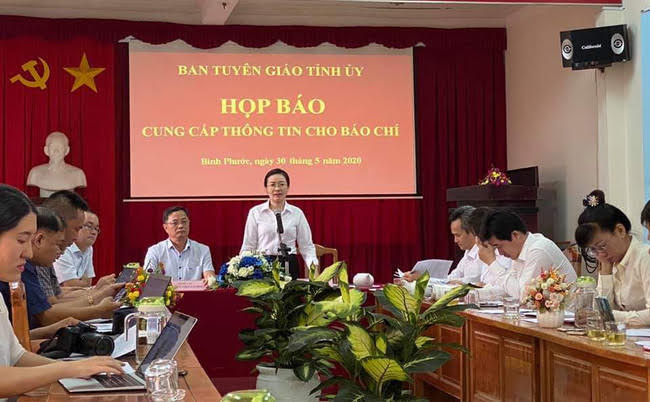 CẬP NHẬT: Bình Phước họp báo vụ ông Lương Hữu Phước nhảy lầu tử vong tại trụ sở TAND tỉnh - Ảnh 1.