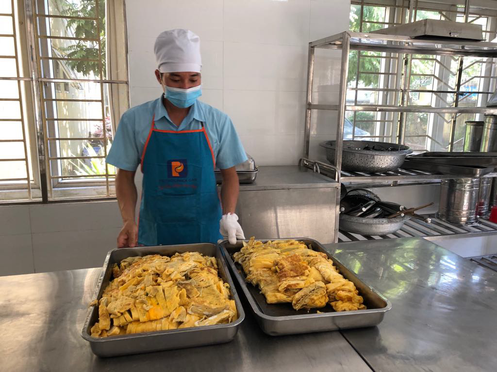 Soi cực tím, tìm trứng gà sạch đạt chuẩn &quot;3 sao&quot; ở nhà máy trứng 100 tỷ đồng - Ảnh 6.