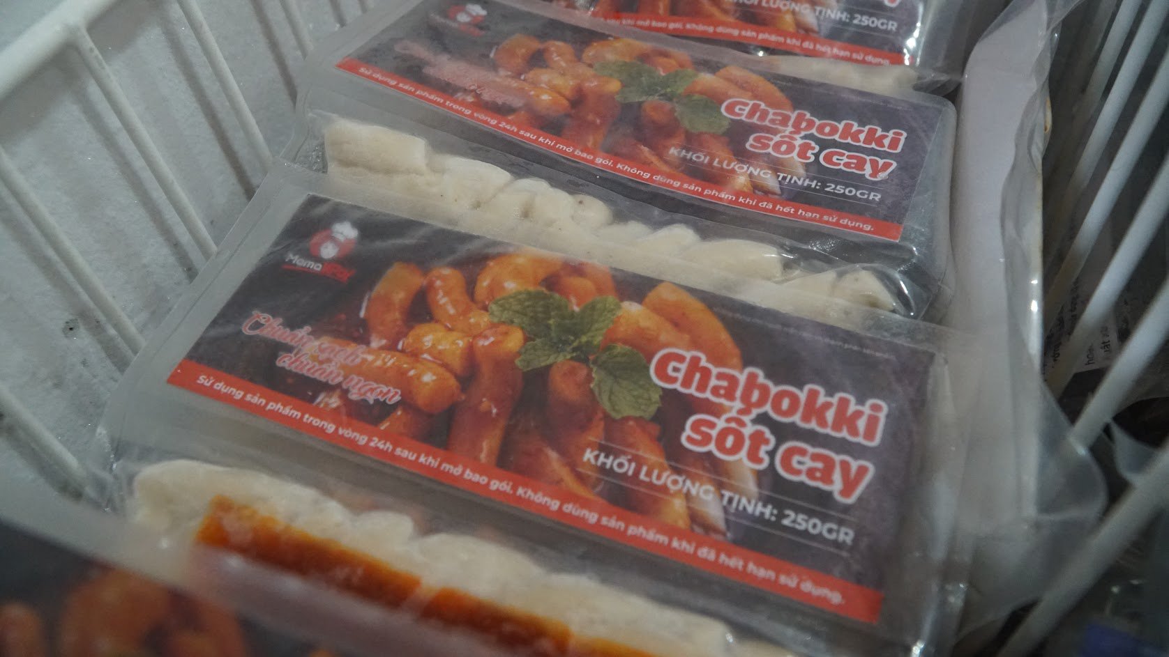 Thưởng thức bim bim siêu giòn, bánh gạo cay siêu cay làm từ... cá tra - Ảnh 3.