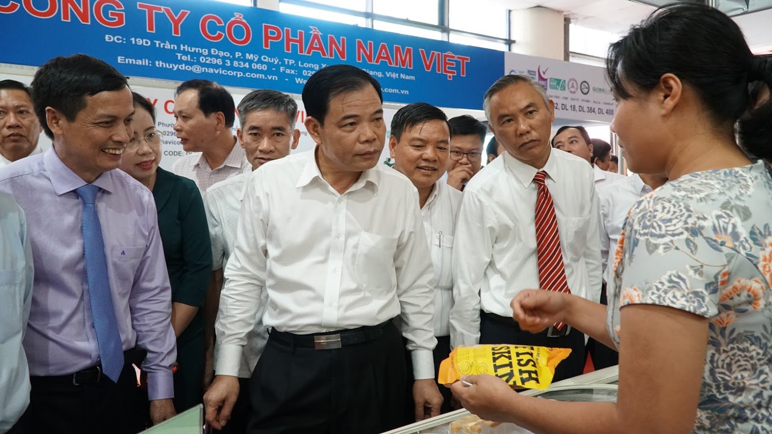 Thưởng thức bim bim siêu giòn, bánh gạo cay siêu cay làm từ... cá tra - Ảnh 1.