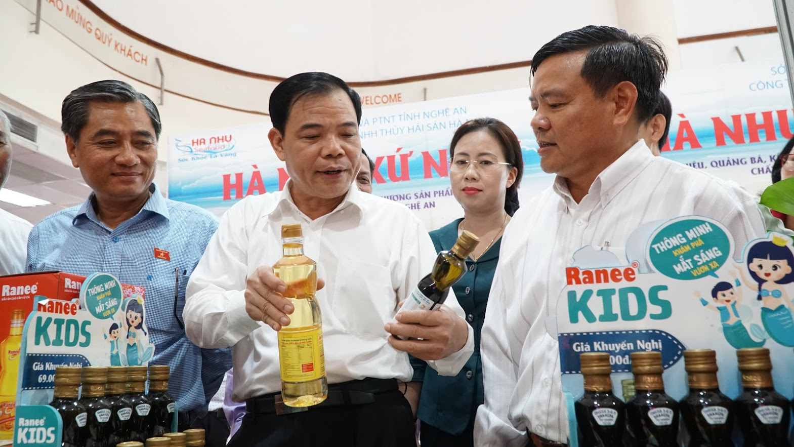 Thưởng thức bim bim siêu giòn, bánh gạo cay siêu cay làm từ... cá tra - Ảnh 2.