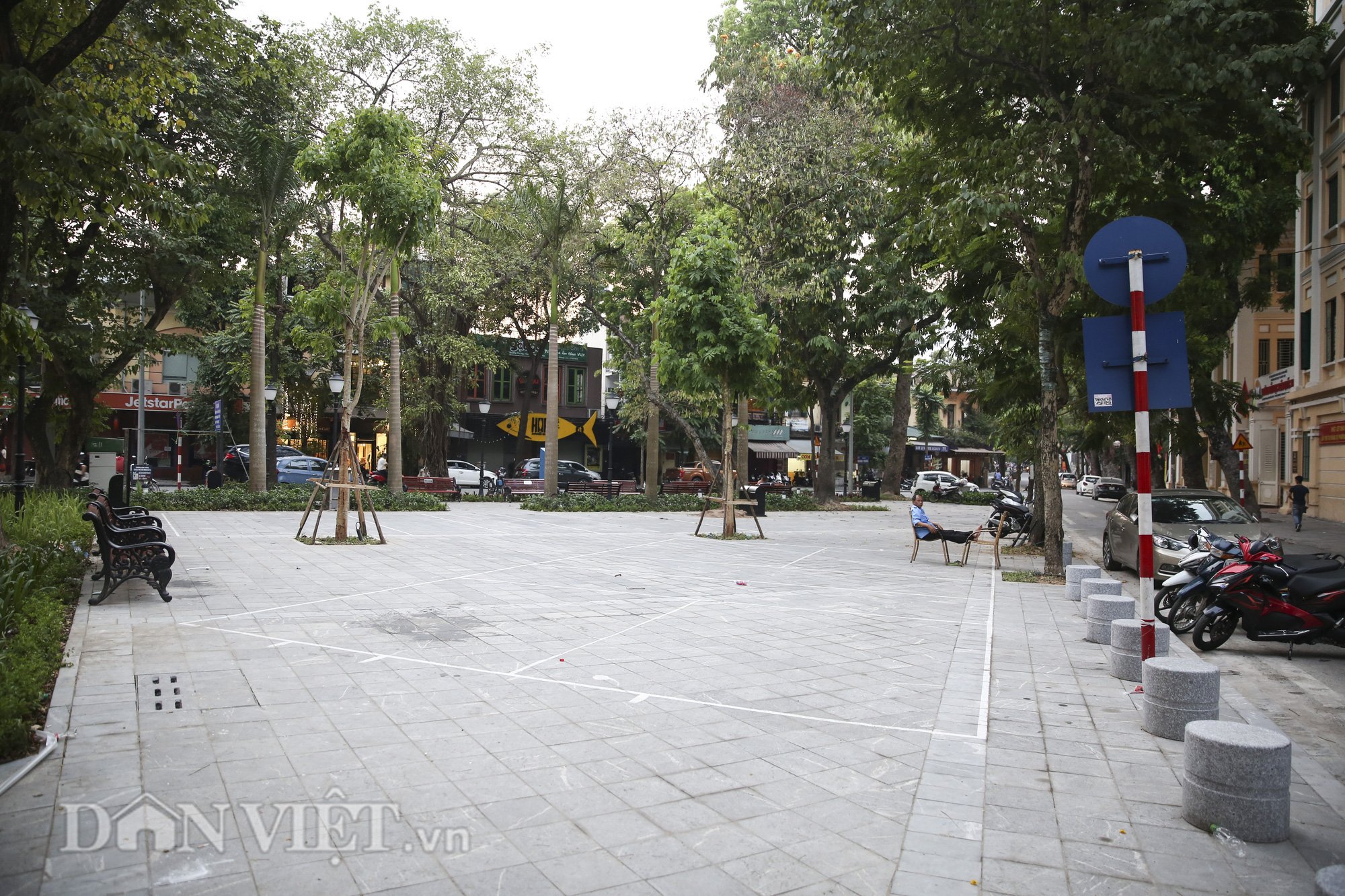 Cận cảnh vườn hoa công viên hiện đại nhất Hà Nội  - Ảnh 1.