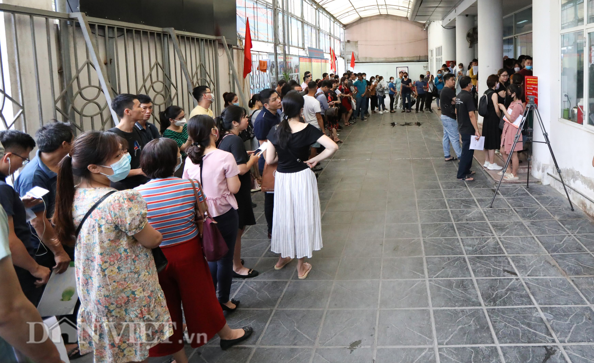 Hậu Covid-19 hàng trăm người xếp hàng chờ làm trợ cấp thất nghiệp. - Ảnh 6.