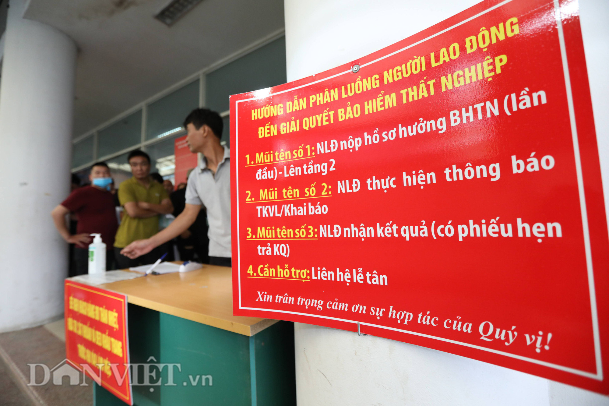 Hậu Covid-19 hàng trăm người xếp hàng chờ làm trợ cấp thất nghiệp. - Ảnh 7.