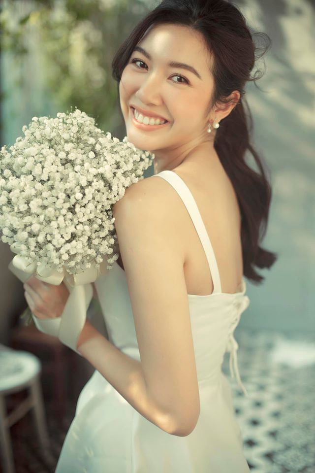 Á hậu Thúy Vân đăng ảnh cũ mặc váy quyến rũ &quot;đốn tim&quot; để đập tan tin đồn mang bầu tăng cân? - Ảnh 12.