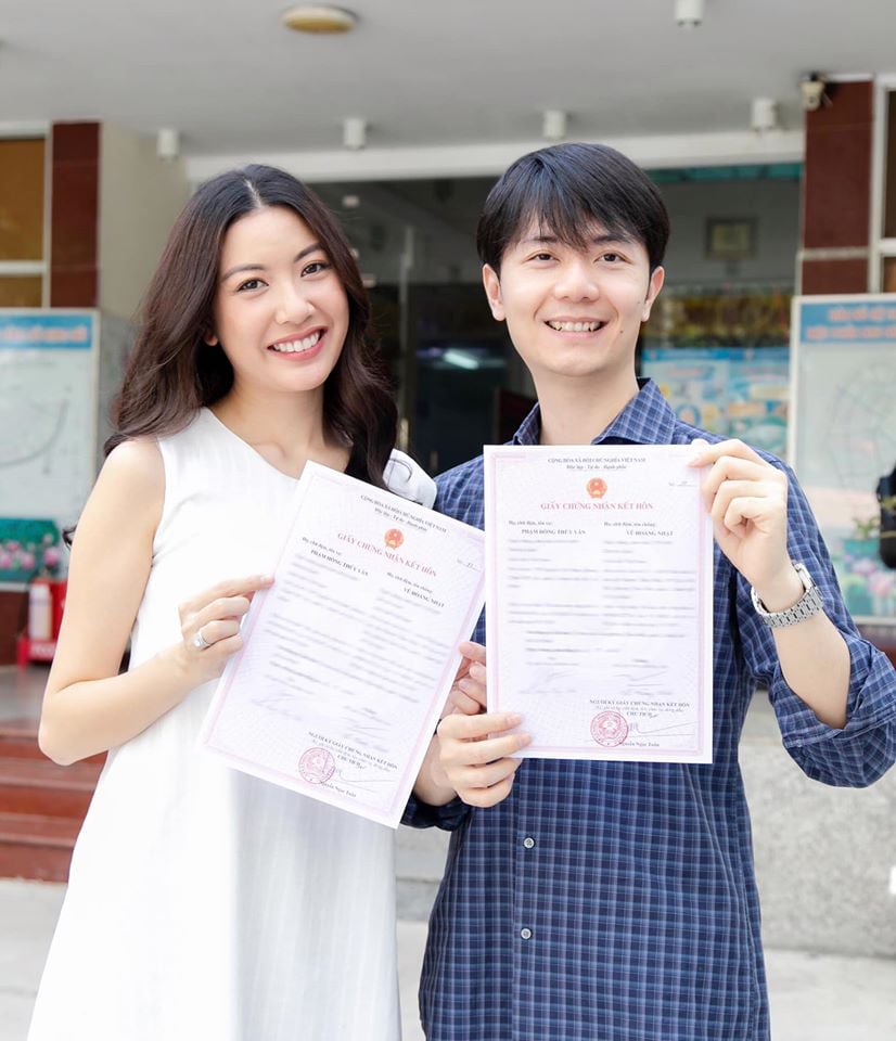 Á hậu Thúy Vân đăng ảnh cũ mặc váy quyến rũ &quot;đốn tim&quot; để đập tan tin đồn mang bầu tăng cân? - Ảnh 11.
