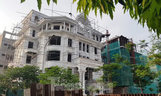 Nở rộ công trình cung điện, lâu đài tự hợp thửa đất liền kề ở Hà Nội - Ảnh 1. Nở rộ công trình cung điện, lâu đài tự hợp thửa đất liền kề ở Hà Nội - Ảnh 1.