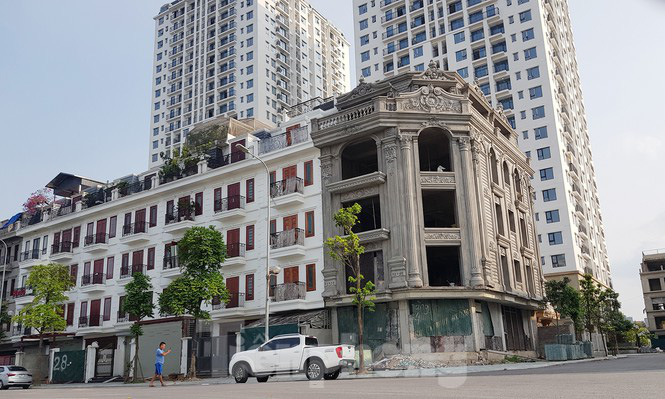 Nở rộ công trình cung điện, lâu đài tự hợp thửa đất liền kề ở Hà Nội - Ảnh 2. Nở rộ công trình cung điện, lâu đài tự hợp thửa đất liền kề ở Hà Nội - Ảnh 2.