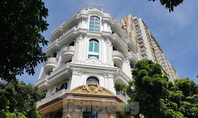 Nở rộ công trình cung điện, lâu đài tự hợp thửa đất liền kề ở Hà Nội - Ảnh 4. Nở rộ công trình cung điện, lâu đài tự hợp thửa đất liền kề ở Hà Nội - Ảnh 4.