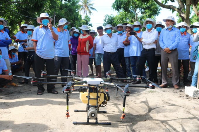 Phun thuốc bảo vệ thực vật trên cây xoài bằng thiết bị bay không người lái - Ảnh 1. Phun thuốc bảo vệ thực vật trên cây xoài bằng thiết bị bay không người lái - Ảnh 1.