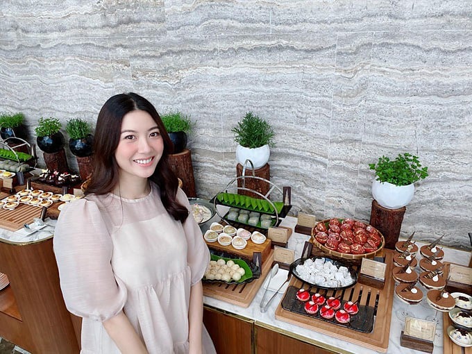 Á hậu Thúy Vân đăng ảnh cũ mặc váy quyến rũ &quot;đốn tim&quot; để đập tan tin đồn mang bầu tăng cân? - Ảnh 6.