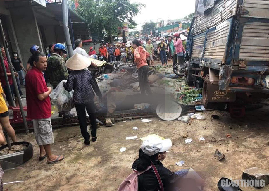 Vụ xe tải lao vào chợ, 5 người chết thảm: Khởi tố, bắt tạm giam tài xế  - Ảnh 2.