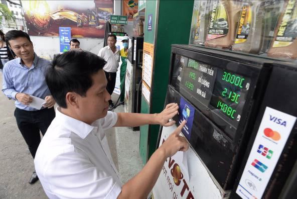 Phó Thống đốc đi dán nhãn 'Thanh toán không tiền mặt' cho nhiều điểm bán hàng - Ảnh 3. Phó Thống đốc đi dán nhãn 'Thanh toán không tiền mặt' cho nhiều điểm bán hàng - Ảnh 3.