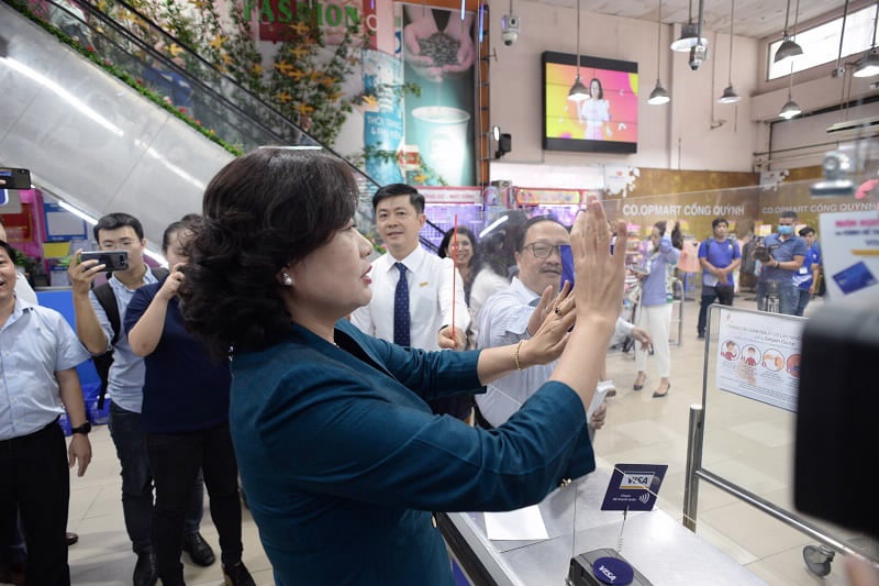 Phó Thống đốc đi dán nhãn 'Thanh toán không tiền mặt' cho nhiều điểm bán hàng - Ảnh 1. Phó Thống đốc đi dán nhãn 'Thanh toán không tiền mặt' cho nhiều điểm bán hàng - Ảnh 1.