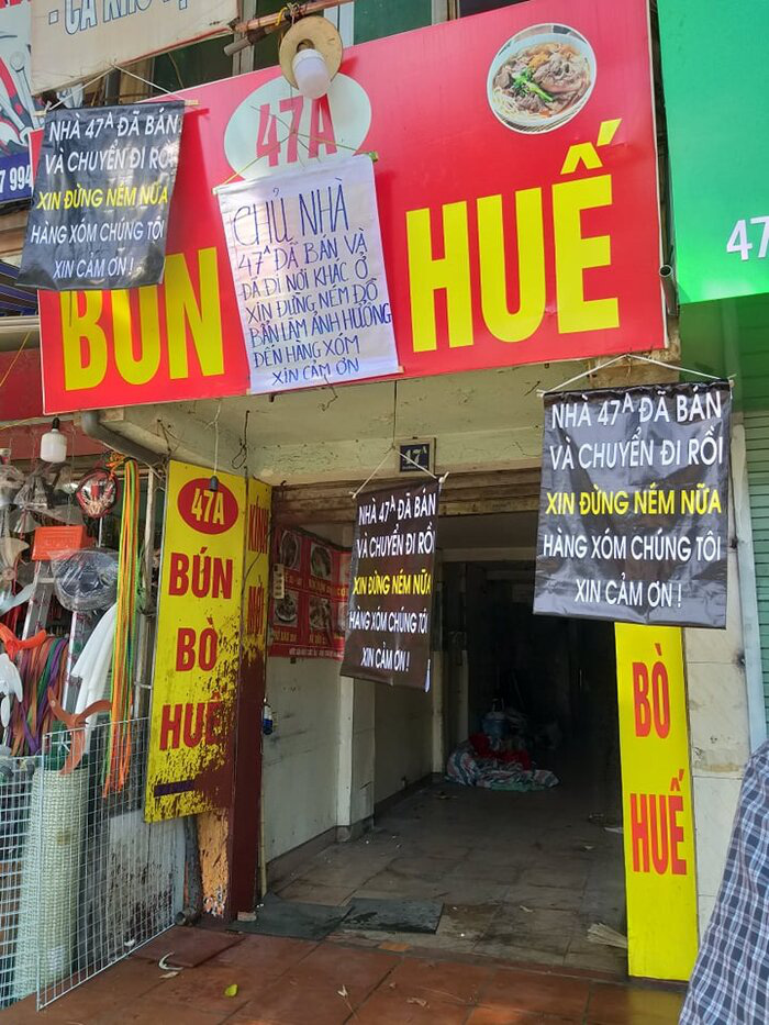 Khốn khổ vì nhà hàng xóm liên tục bị ném chất bẩn đòi nợ - Ảnh 1.