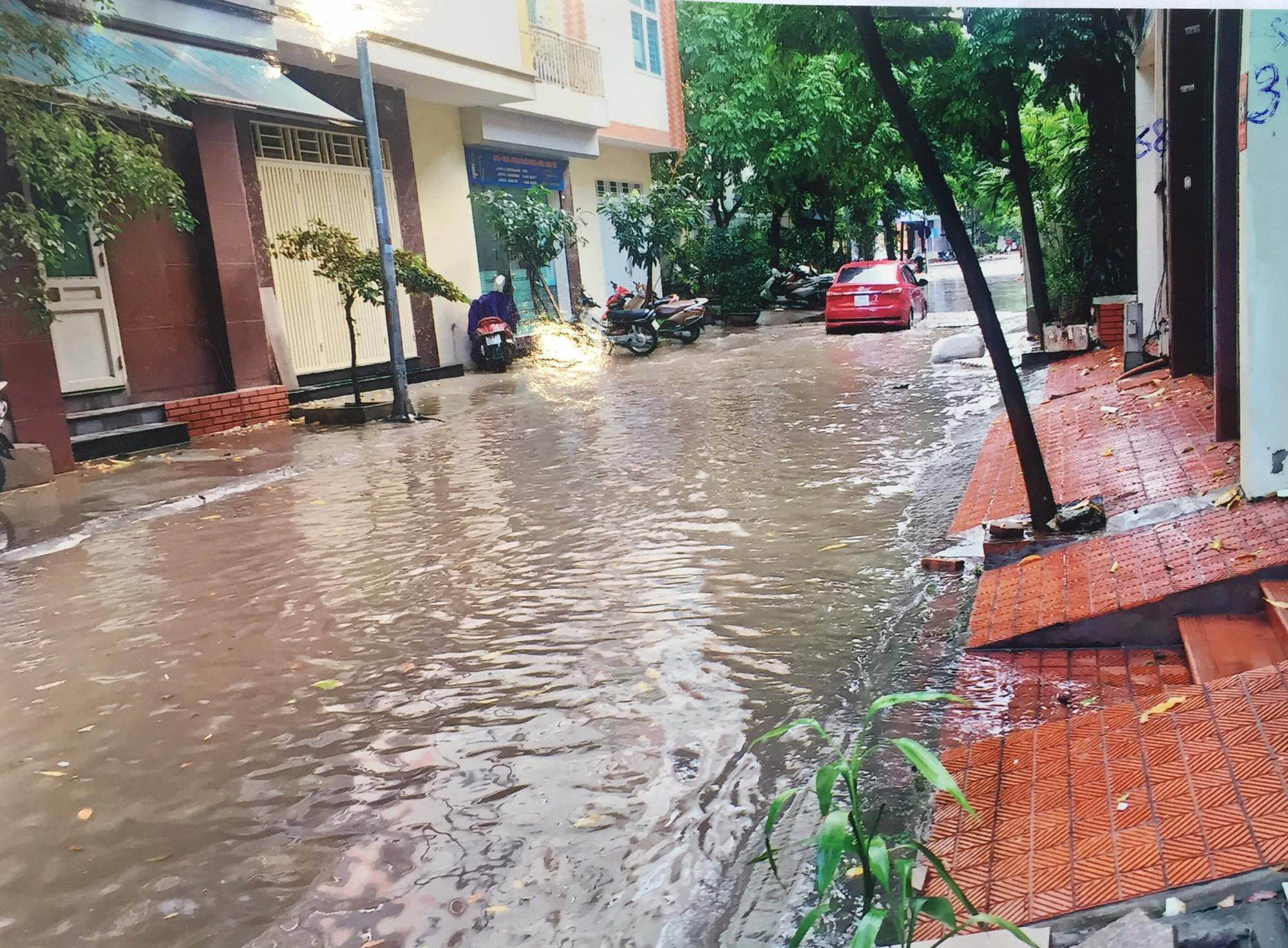 Hà Nội: Dân bức xúc về đoạn đường cứ mưa là biến “thành sông” - Ảnh 2.