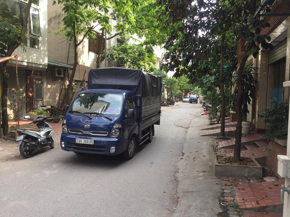 Hà Nội: Dân bức xúc về đoạn đường cứ mưa là biến “thành sông” - Ảnh 1.