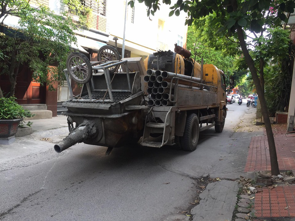 Hà Nội: Dân bức xúc về đoạn đường cứ mưa là biến “thành sông” - Ảnh 3.