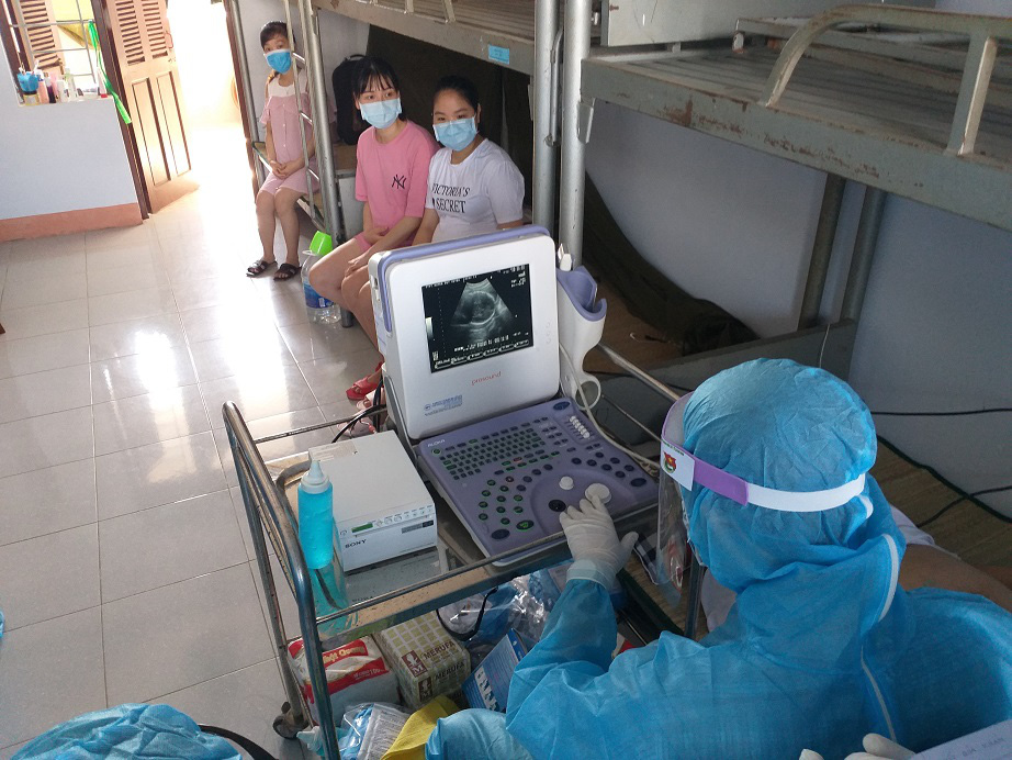 Những “chiến sĩ áo xanh” thầm lặng bên trong khu cách ly 243 bà bầu - Ảnh 10.