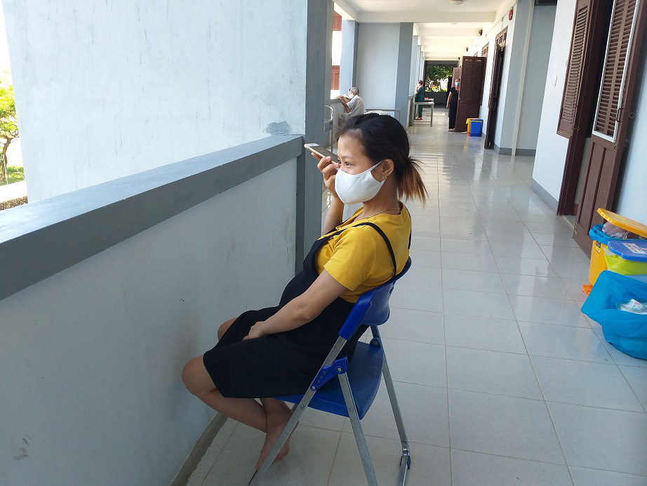 Những “chiến sĩ áo xanh” thầm lặng bên trong khu cách ly 243 bà bầu - Ảnh 12.